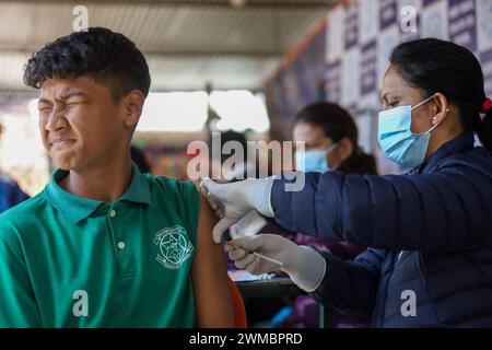 Campagna di vaccinazione contro il morbillo- rosolia lanciata in Nepal Uno studente nepalese reagisce come un paramedico somministra vaccino contro il morbillo- rosolia in una scuola locale a Kathmandu. Il Nepal dal 25 febbraio ha lanciato una campagna di vaccinazione a livello nazionale con l'obiettivo di immunizzare circa 5,7 milioni di bambini tra i nove mesi e i 15 anni. Copyright: XSubashxShresthax Foto Stock