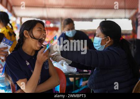 Campagna di vaccinazione contro il morbillo- rosolia lanciata in Nepal Uno studente nepalese reagisce come un paramedico si prepara a somministrare il vaccino contro il morbillo- rosolia in una scuola locale a Kathmandu. Il Nepal dal 25 febbraio ha lanciato una campagna di vaccinazione a livello nazionale con l'obiettivo di immunizzare circa 5,7 milioni di bambini tra i nove mesi e i 15 anni. Copyright: XSubashxShresthax Foto Stock