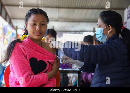 Campagna di vaccinazione contro il morbillo- rosolia lanciata in Nepal Uno studente nepalese reagisce come un paramedico somministra vaccino contro il morbillo- rosolia in una scuola locale a Kathmandu. Il Nepal dal 25 febbraio ha lanciato una campagna di vaccinazione a livello nazionale con l'obiettivo di immunizzare circa 5,7 milioni di bambini tra i nove mesi e i 15 anni. Copyright: XSubashxShresthax Foto Stock