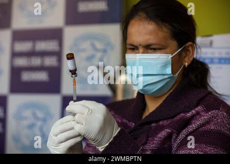 Campagna di vaccinazione contro il morbillo- rosolia ha lanciato in Nepal Un paramedico carica un vaccino mentre si prepara a somministrarlo durante la campagna di vaccinazione nazionale contro il morbillo-rosolia a Kathmandu. Il Nepal dal 25 febbraio ha lanciato il progetto di inoculazione mirante ad immunizzare circa 5,7 milioni di bambini tra i nove mesi e i 15 anni di età. Copyright: XSubashxShresthax Foto Stock