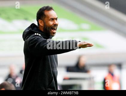 Duesseldorf, Germania. 25 febbraio 2024. Calcio: Bundesliga 2, fortuna Düsseldorf - Hansa Rostock, giorno 23, nella Merkur Spiel-Arena. L'allenatore del Düsseldorf Daniel Thioune gesticola la linea di contatto. Credito: Roland Weihrauch/dpa - NOTA IMPORTANTE: in conformità con i regolamenti della DFL German Football League e della DFB German Football Association, è vietato utilizzare o far utilizzare fotografie scattate nello stadio e/o della partita sotto forma di immagini sequenziali e/o serie di foto video./dpa/Alamy Live News Foto Stock