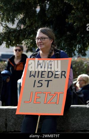 Bundesweite Gedenkdemo vier Jahre nach dem rassistischen Anschlag vom 19. Febbraio 2020 a Hanau - Gegen rechten Terror in Deutschland - pronunciare i loro nomi - Rassistische morte - Deutschland, GER, DEU Germania, Hanau, 17.02.2024 - Tausende gedenken der Attentat-Opfer von Hanau, setzen ein Zeichen gegen Rassismus und prangern Fehler der Behörden an. Die Demoteilnehmer versammelten sich am Kurt-Schumacher-Platz in Hanau-Kesselstadt und erreichten nach ca. Einer Stunde den Marktplatz der Hanauer Innenstadt. Hier fand die Abschlusskundgebung mit zahlreichen Angehörigen der Opfer statt. NAMEN d Foto Stock