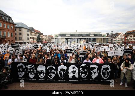 Bundesweite Gedenkdemo vier Jahre nach dem rassistischen Anschlag vom 19. Febbraio 2020 a Hanau - Gegen rechten Terror in Deutschland - pronunciare i loro nomi - Rassistische morte - Deutschland, GER, DEU Germania, Hanau, 17.02.2024 - Tausende gedenken der Attentat-Opfer von Hanau, setzen ein Zeichen gegen Rassismus und prangern Fehler der Behörden an. Die Demoteilnehmer versammelten sich am Kurt-Schumacher-Platz in Hanau-Kesselstadt und erreichten nach ca. Einer Stunde den Marktplatz der Hanauer Innenstadt. Hier fand die Abschlusskundgebung mit zahlreichen Angehörigen der Opfer statt. NAMEN d Foto Stock