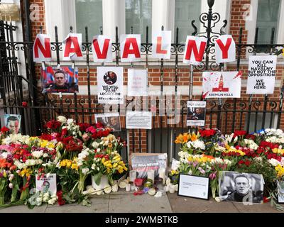 Vista di un memoriale improvvisato al leader dell'opposizione russa Alexei Navalny sul marciapiede di fronte al Consolato russo a Londra Foto Stock