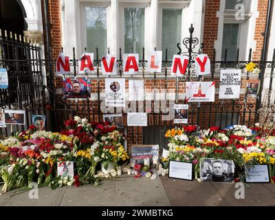 Vista di un memoriale improvvisato al leader dell'opposizione russa Alexei Navalny sul marciapiede di fronte al Consolato russo a Londra Foto Stock