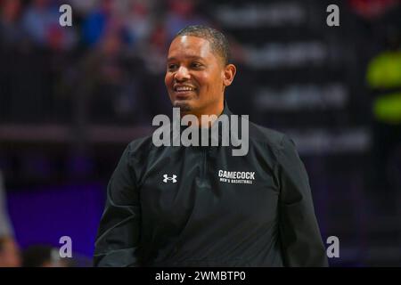 Oxford, Mississippi, Stati Uniti. 24 febbraio 2024. Il capo-allenatore della Carolina del Sud Lamont Paris durante la partita di basket tra i South Carolina Gamecocks e gli Ole' Miss Rebels il 24 febbraio 2024 allo SJB Pavilion di Oxford, MS. (Foto di: Kevin Langley/CSM). Crediti: csm/Alamy Live News Foto Stock