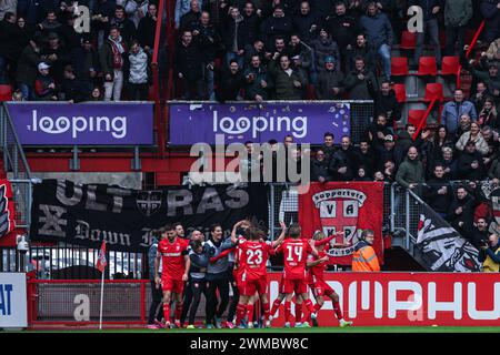 Enschede, Paesi Bassi. 25 febbraio 2024. ENSCHEDE, PAESI BASSI - FEBBRAIO 25: I giocatori del FC Twente celebrano il terzo gol durante la partita olandese Eredivisie tra FC Twente e Go Ahead Eagles al Grolsch veste il 25 febbraio 2024 a Enschede, Paesi Bassi. (Foto di Henny Meyerink/BSR Agency) credito: BSR Agency/Alamy Live News Foto Stock