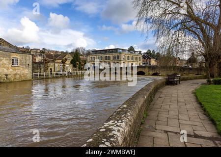 Il fiume Avon, gonfio, a Bradford, su Avon Wiltshire. Forti piogge a febbraio provocando inondazioni nel Wiltshire, Inghilterra, Regno Unito Foto Stock