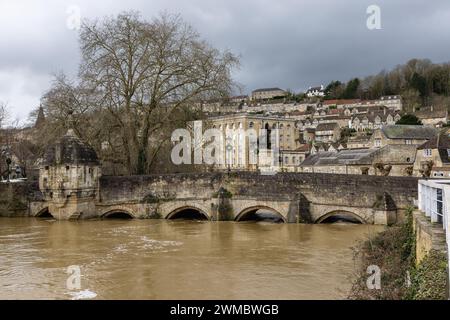 Il fiume Avon, gonfio, a Bradford, su Avon Wiltshire. Forti piogge a febbraio provocando inondazioni nel Wiltshire, Inghilterra, Regno Unito Foto Stock