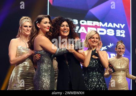 Rust, Deutschland 24. Febbraio 2024: Miss Germany Awards finale - 2024 IM Bild: Die neue Miss Germany 2024, Apameh Schönauer Berlin, 39 Jahre, Erfolgreiche Architektin und AKtivistin für Frauenrechte wird nach dem Sieg von ihren Kolleginnen gefeiert beim Miss Germany Awards 2024 Europa Park Baden Württemberg *** Rust, Germania 24 febbraio, 2024 Miss Germania Awards Final 2024 nella foto la nuova Miss Germania 2024, Apameh Schönauer Berlin , 39 anni, architetto di successo e attivista per i diritti delle donne è celebrata dai suoi colleghi dopo la vittoria al Miss Germania Awards 2024 Europa P. Foto Stock