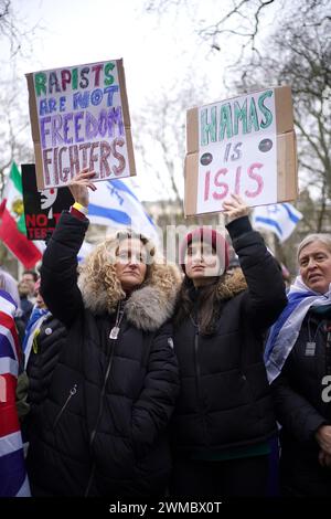 Persone che partecipano al rally "No to Terror" a Tavistock Square, nel centro di Londra. Data foto: Domenica 25 febbraio 2024. Foto Stock