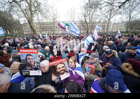 Persone che partecipano al rally "No to Terror" a Tavistock Square, nel centro di Londra. Data foto: Domenica 25 febbraio 2024. Foto Stock