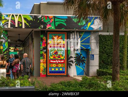 Miami, FL - US - 10 febbraio 2024 Vista del ristorante fast food McDonalds con il suo vibrante cartello murale di benvenuto a mosaico, realizzato con una vasta gamma di coloratissimi piatti Foto Stock
