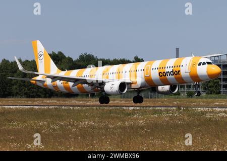 Der Airbus A321-211 A321 der Fluglinie Condor DE / CFG mit der Registrierung D-AIAD MSN: 6053 landet am Flughafen Hamburg Airport EDDH/HAM. Amburgo Amburgo Germania *** l'Airbus A321 211 A321 della compagnia aerea Condor DE CFG con registrazione D AIAD MSN 6053 atterra all'aeroporto di Amburgo EDDH HAM Amburgo Germania Foto Stock