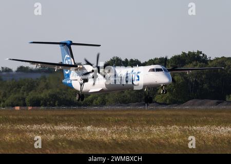 Die De Havilland Canada Dash 8-400 DH8D der Fluglinie SkyAlps mit der Registrierung 9H-BEL MSN: 4230 landet am Flughafen Hamburg Airport EDDH/HAM. Amburgo Amburgo Germania *** il De Havilland Canada Dash 8 400 DH8D della compagnia aerea SkyAlps con registrazione 9H BEL MSN 4230 atterra all'aeroporto di Amburgo EDDH HAM Amburgo Germania Foto Stock