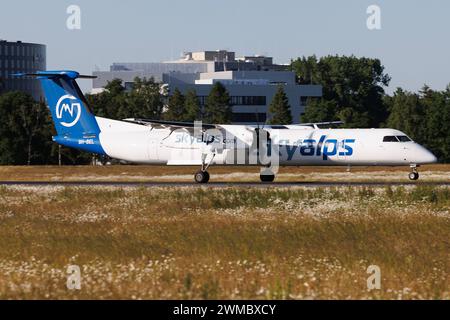 Die De Havilland Canada Dash 8-400 DH8D der Fluglinie SkyAlps mit der Registrierung 9H-BEL MSN: 4230 landet am Flughafen Hamburg Airport EDDH/HAM. Amburgo Amburgo Germania *** il De Havilland Canada Dash 8 400 DH8D della compagnia aerea SkyAlps con registrazione 9H BEL MSN 4230 atterra all'aeroporto di Amburgo EDDH HAM Amburgo Germania Foto Stock