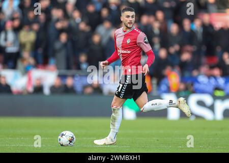 Southampton, Regno Unito. 24 febbraio 2024. Il difensore del Southampton Taylor Harwood-Bellis (21) in azione durante la partita tra Southampton FC e Millwall FC al St.Mary's Stadium, Southampton, Inghilterra, Regno Unito il 24 febbraio 2024 Credit: Every Second Media/Alamy Live News Foto Stock