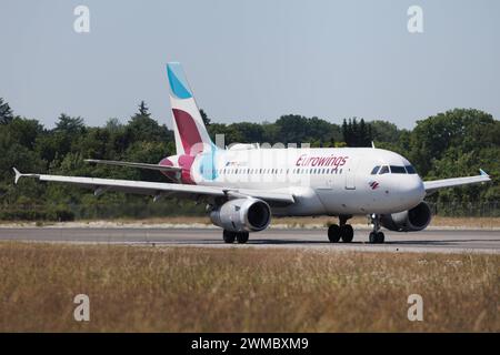 Der Airbus A319-132 A319 der Fluglinie Eurowings EW / EWG mit der Registrierung D-AGWI MSN: 3358 rollt am Flughafen Hamburg Airport EDDH/HAM. Amburgo Amburgo Germania *** l'Airbus A319 132 A319 della compagnia aerea Eurowings EW EWG con registrazione D AGWI MSN 3358 è in fase di rullaggio presso l'aeroporto di Amburgo EDDH HAM Amburgo Germania Foto Stock