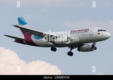 Der Airbus A319-132 A319 der Fluglinie Eurowings EW / EWG mit der Registrierung D-AGWE MSN: 3128 landet am Flughafen Hamburg Airport EDDH/HAM. Amburgo Amburgo Germania *** l'Airbus A319 132 A319 della compagnia aerea Eurowings EW EWG con registrazione D AGWE MSN 3128 atterra all'aeroporto di Amburgo EDDH HAM Amburgo Amburgo Germania Foto Stock