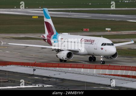 Der Airbus A319-132 A319 der Fluglinie Eurowings EW / EWG mit der Registrierung D-AGWF MSN: 3172 rollt am Flughafen Hamburg Airport EDDH/HAM. Amburgo Amburgo Germania *** l'Airbus A319 132 A319 della compagnia aerea Eurowings EW EWG con registrazione D AGWF MSN 3172 è in fase di rullaggio presso l'aeroporto di Amburgo EDDH HAM Amburgo Germania Foto Stock