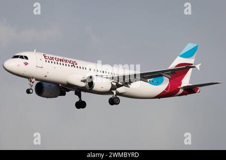 Der Airbus A320-214 A320 der Fluglinie Eurowings EW / EWG mit der Registrierung D-ABNI MSN: 1717 landet am Flughafen Hamburg Airport EDDH/HAM. Amburgo Amburgo Germania *** l'Airbus A320 214 A320 della compagnia aerea Eurowings EW EWG con registrazione D ABNI MSN 1717 atterra all'aeroporto di Amburgo EDDH HAM Amburgo Germania Foto Stock