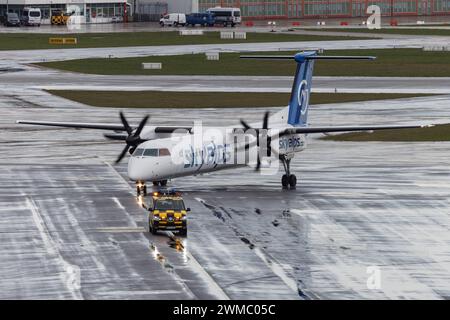 Die De Havilland Canada Dash 8-400 DH8D der Fluglinie SkyAlps mit der Registrierung 9H-PET MSN: 4104 rollt am Flughafen Hamburg Airport EDDH/HAM. Amburgo Amburgo Germania *** il De Havilland Canada Dash 8 400 DH8D della compagnia aerea SkyAlps con registrazione 9H PET MSN 4104 è in fase di rullaggio presso l'aeroporto di Amburgo EDDH HAM Amburgo Germania Foto Stock