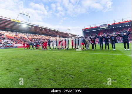 Enschede, Paesi Bassi. 25 febbraio 2024. ENSCHEDE, Stadium Grolsch veste, 25-02-2024, stagione 2023/2024, Dutch Eredivisie Football FC Twente i giocatori festeggiano dopo la partita Twente - Go Ahead Eagles Credit: Pro Shots/Alamy Live News Foto Stock