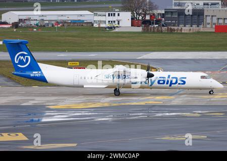 Die De Havilland Canada Dash 8-400 DH8D der Fluglinie SkyAlps mit der Registrierung 9H-PET MSN: 4104 rollt am Flughafen Hamburg Airport EDDH/HAM. Amburgo Amburgo Germania *** il De Havilland Canada Dash 8 400 DH8D della compagnia aerea SkyAlps con registrazione 9H PET MSN 4104 è in fase di rullaggio presso l'aeroporto di Amburgo EDDH HAM Amburgo Germania Foto Stock