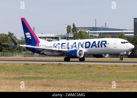 Die Boeing 737 MAX 8 B38M der Fluglinie Icelandair FI / ICE mit der Registrierung TF-ICU MSN: 44355 landet am Flughafen Hamburg Airport EDDH/HAM. Amburgo Amburgo Germania *** Boeing 737 MAX 8 B38M di Icelandair FI ICE con registrazione TF ICU MSN 44355 atterra all'aeroporto di Amburgo EDDH HAM Amburgo Germania Foto Stock