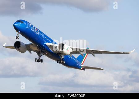 Der Airbus A350-941 A359 der Fluglinie ITA Airways AZ / ITY mit der Registrierung EI-IFF MSN: 283 startet vom Flughafen Hamburg Airport EDDH/HAM. Amburgo Amburgo Germania *** Airbus A350 941 A359 operato da ITA Airways AZ ITY con registrazione EI IFF MSN 283 decolla dall'aeroporto di Amburgo EDDH HAM Amburgo Germania Foto Stock