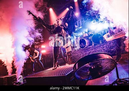 Copenaghen, Danimarca. 23 febbraio 2024. La band power metal finlandese Battle Beast esegue un concerto dal vivo al Pumpehuset di Copenaghen. Qui la cantante Noora Louhimo viene vista dal vivo sul palco. (Foto: Gonzales Photo - Nikolaj Bransholm). Foto Stock