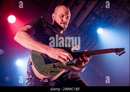 Copenaghen, Danimarca. 23 febbraio 2024. La band power metal finlandese Battle Beast esegue un concerto dal vivo al Pumpehuset di Copenaghen. Qui il chitarrista Juuso Soinio viene visto dal vivo sul palco. (Foto: Gonzales Photo - Nikolaj Bransholm). Foto Stock