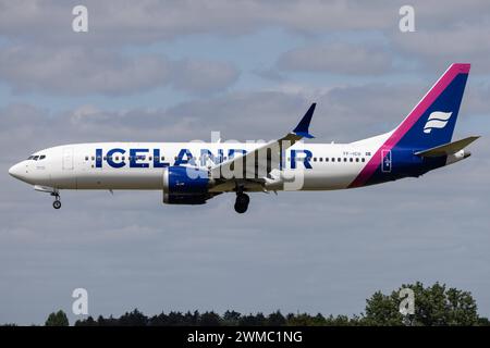 Die Boeing 737 MAX 8 B38M der Fluglinie Icelandair FI / ICE mit der Registrierung TF-ICU MSN: 44355 landet am Flughafen Hamburg Airport EDDH/HAM. Amburgo Amburgo Germania *** Boeing 737 MAX 8 B38M di Icelandair FI ICE con registrazione TF ICU MSN 44355 atterra all'aeroporto di Amburgo EDDH HAM Amburgo Germania Foto Stock