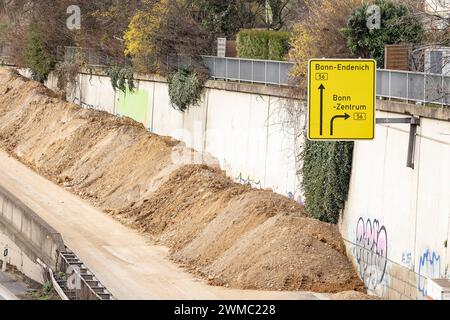 Abriss einer Autobahnbrücke über die A565 am Endenicher ei in Bonn, 25.2.2024 in Bonn wird seit diesem Wochenende der erste Teil der Autobahnbrücke am so genannten Endenicher ei über die A565 in Bonn-Endenich abgerissen. Mehrere Bagger sind im Einsatz. Interessierte Zuschauer bestaunen das laute Spektaktel. Bonn Endenicher ei NRW Deutschland *** demolizione di un ponte autostradale sulla A565 a Endenicher ei a Bonn, 25 2 2024 a Bonn, la prima parte del ponte autostradale presso il cosiddetto Endenicher ei sulla A565 a Bonn Endenich è stata demolita da questo fine settimana diversi escavatori sono una Foto Stock