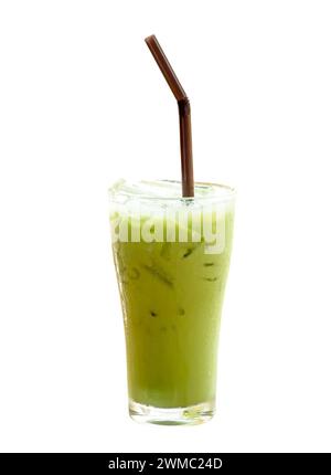 La vista frontale del tè verde matcha freddo con latte condensato e paglia nera in vetro trasparente è isolata su sfondo bianco con percorso di ritaglio. Foto Stock