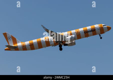 Der Airbus A321-211 A321 der Fluglinie Condor DE / CFG mit der Registrierung D-AIAD MSN: 6053 startet vom Flughafen Hamburg Airport EDDH/HAM. Amburgo Amburgo Germania Foto Stock