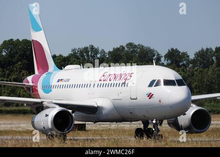 Der Airbus A319-132 A319 der Fluglinie Eurowings EW / EWG mit der Registrierung D-AGWI MSN: 3358 rollt am Flughafen Hamburg Airport EDDH/HAM. Amburgo Amburgo Germania Foto Stock