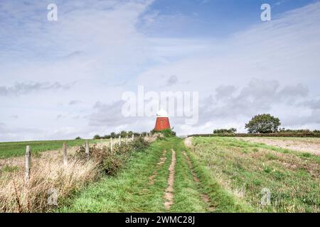 Mulino a vento Halnaker nascosto nei campi vicino a Chichester nella campagna del West Sussex (Inghilterra, Regno Unito) Foto Stock