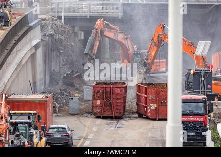 Abriss einer Autobahnbrücke über die A565 am Endenicher ei in Bonn, 25.2.2024 in Bonn wird seit diesem Wochenende der erste Teil der Autobahnbrücke am so genannten Endenicher ei über die A565 in Bonn-Endenich abgerissen. Mehrere Bagger sind im Einsatz. Interessierte Zuschauer bestaunen das laute Spektaktel. Bonn Endenicher ei NRW Deutschland *** demolizione di un ponte autostradale sulla A565 a Endenicher ei a Bonn, 25 2 2024 a Bonn, la prima parte del ponte autostradale presso il cosiddetto Endenicher ei sulla A565 a Bonn Endenich è stata demolita da questo fine settimana diversi escavatori sono una Foto Stock