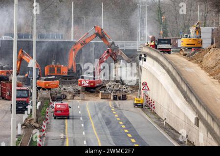 Abriss einer Autobahnbrücke über die A565 am Endenicher ei in Bonn, 25.2.2024 in Bonn wird seit diesem Wochenende der erste Teil der Autobahnbrücke am so genannten Endenicher ei über die A565 in Bonn-Endenich abgerissen. Mehrere Bagger sind im Einsatz. Interessierte Zuschauer bestaunen das laute Spektaktel. Bonn Endenicher ei NRW Deutschland *** demolizione di un ponte autostradale sulla A565 a Endenicher ei a Bonn, 25 2 2024 a Bonn, la prima parte del ponte autostradale presso il cosiddetto Endenicher ei sulla A565 a Bonn Endenich è stata demolita da questo fine settimana diversi escavatori sono una Foto Stock