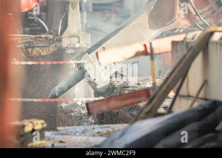 Abriss einer Autobahnbrücke über die A565 am Endenicher ei in Bonn, 25.2.2024 in Bonn wird seit diesem Wochenende der erste Teil der Autobahnbrücke am so genannten Endenicher ei über die A565 in Bonn-Endenich abgerissen. Mehrere Bagger sind im Einsatz. Interessierte Zuschauer bestaunen das laute Spektaktel. Bonn Endenicher ei NRW Deutschland *** demolizione di un ponte autostradale sulla A565 a Endenicher ei a Bonn, 25 2 2024 a Bonn, la prima parte del ponte autostradale presso il cosiddetto Endenicher ei sulla A565 a Bonn Endenich è stata demolita da questo fine settimana diversi escavatori sono una Foto Stock