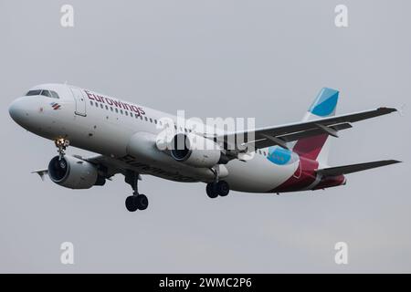 Der Airbus A320-214 A320 der Fluglinie Eurowings EW / EWG mit der Registrierung D-ABNI MSN: 1717 landet am Flughafen Hamburg Airport EDDH/HAM. Amburgo Amburgo Germania *** l'Airbus A320 214 A320 della compagnia aerea Eurowings EW EWG con registrazione D ABNI MSN 1717 atterra all'aeroporto di Amburgo EDDH HAM Amburgo Germania Foto Stock