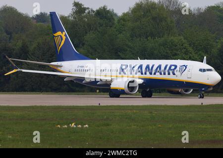 Die Boeing 737 MAX 8-200 B38M der Fluglinie Ryanair FR / RYR mit der Registrierung EI-HGW MSN: 65085 rollt am Flughafen Aeroporto di Amburgo EDDH/HAM. Amburgo Amburgo Germania *** il Boeing 737 MAX 8 200 B38M della compagnia aerea Ryanair FR RYR con registrazione EI HGW MSN 65085 è in fase di rullaggio presso l'aeroporto di Amburgo EDDH HAM Amburgo Amburgo Germania Foto Stock