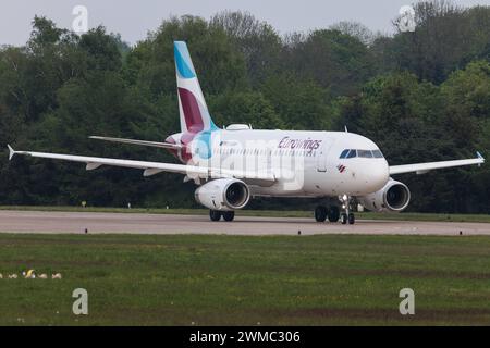 Der Airbus A319-132 A319 der Fluglinie Eurowings EW / EWG mit der Registrierung D-AGWM MSN: 3839 rollt am Flughafen Hamburg Airport EDDH/HAM. Amburgo Amburgo Germania *** l'Airbus A319 132 A319 della compagnia aerea Eurowings EW EWG con registrazione D AGWM MSN 3839 è in fase di rullaggio presso l'aeroporto di Amburgo EDDH HAM Amburgo Germania Foto Stock