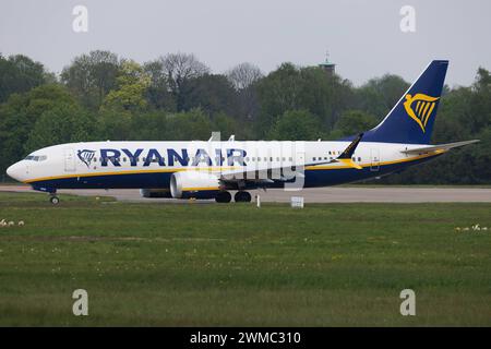 Die Boeing 737 MAX 8-200 B38M der Fluglinie Ryanair FR / RYR mit der Registrierung EI-HGW MSN: 65085 rollt am Flughafen Aeroporto di Amburgo EDDH/HAM. Amburgo Amburgo Germania *** il Boeing 737 MAX 8 200 B38M della compagnia aerea Ryanair FR RYR con registrazione EI HGW MSN 65085 è in fase di rullaggio presso l'aeroporto di Amburgo EDDH HAM Amburgo Amburgo Germania Foto Stock