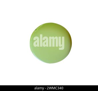 La vista dall'alto della superficie del tè verde latte matcha caldo senza vetro è isolata su sfondo bianco con percorso di ritaglio. Foto Stock