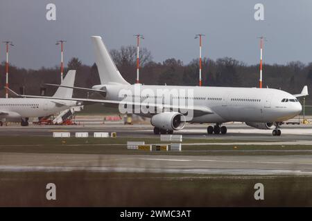 Der Airbus A330-343 A333 der Fluglinie SmartLynx 6Y / ART, Betreiber SmartLynx Malta, mit der Registrierung 9H-SMG MSN: 1533 rollt am Flughafen Aeroporto di Amburgo EDDH/HAM. Hamburg Hamburg Deutschland *** l'Airbus A330 343 A333 della compagnia aerea SmartLynx 6Y ART, operatore SmartLynx Malta, con registrazione 9H SMG MSN 1533, è in fase di rullaggio presso l'aeroporto di Amburgo EDDH HAM Amburgo Germania Foto Stock