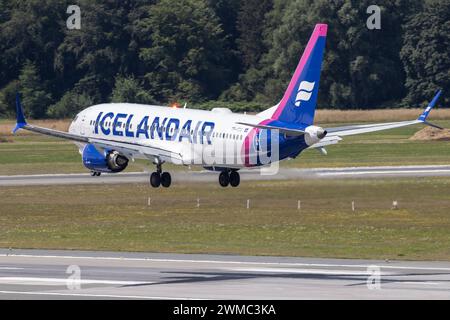 Die Boeing 737 MAX 8 B38M der Fluglinie Icelandair FI / ICE mit der Registrierung TF-ICU MSN: 44355 landet am Flughafen Hamburg Airport EDDH/HAM. Amburgo Amburgo Germania *** Boeing 737 MAX 8 B38M di Icelandair FI ICE con registrazione TF ICU MSN 44355 atterra all'aeroporto di Amburgo EDDH HAM Amburgo Germania Foto Stock