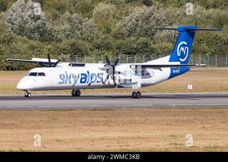 Die De Havilland Canada Dash 8-400 DH8D der Fluglinie SkyAlps mit der Registrierung 9H-PET MSN: 4104 landet am Flughafen Hamburg Airport EDDH/HAM. Amburgo Amburgo Germania *** il De Havilland Canada Dash 8 400 DH8D della compagnia aerea SkyAlps con registrazione 9H PET MSN 4104 atterra all'aeroporto di Amburgo EDDH HAM Amburgo Germania Foto Stock