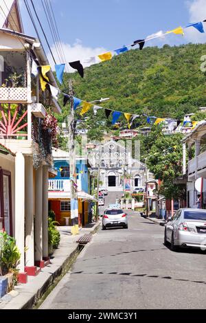 Strade colorate della piccola cittadina di pescatori di Laborie sulla costa sud-occidentale di Saint Lucia, Indie occidentali Foto Stock